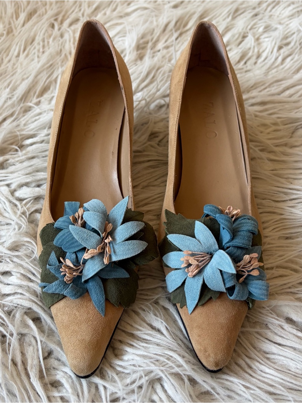 Zalo Suede Pointed Toe Floral Accents Tan Brown Pump High Heels Shoes Size 8.5M - Picture 3 of 9